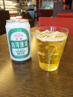 台湾ビールと氷のはいったコップ